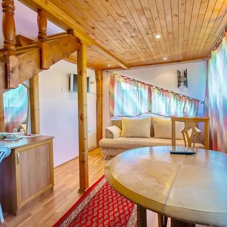 галина палас Hotell Srem